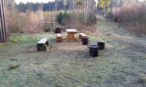So sahen Tisch und Bänke aus. Foto: Polizei