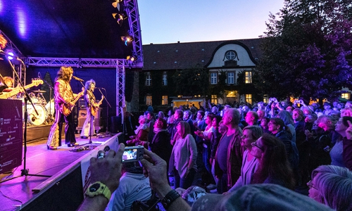 Viele Besucher ließen den Abend mit der Band "Sweety Glitter & The Sweet Hearts" ausklingen. Fotos: Rudolf Karliczek