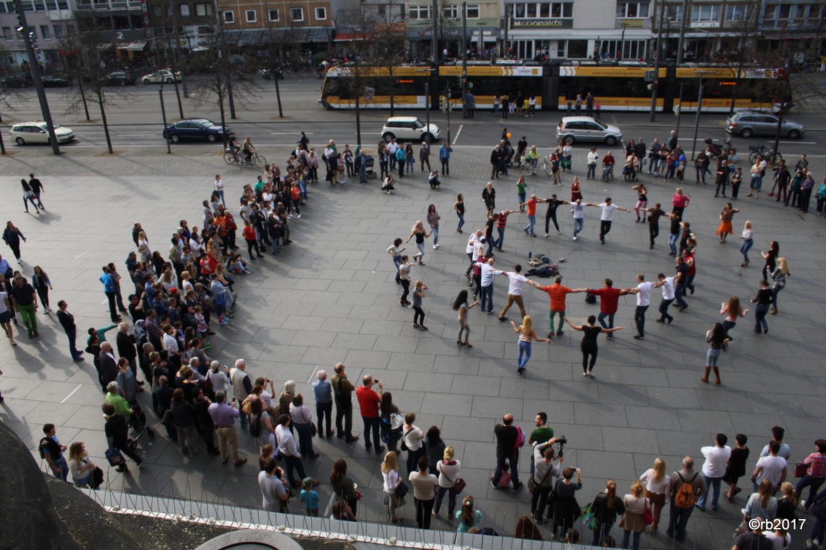 SalsaFlashmob vor dem Schloss Braunschweig tanzt! regionalHeute.de