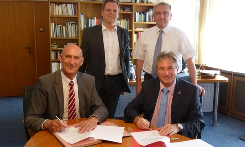 v.l.n.r.: Landrat Franz Einhaus, Arno Kruse, Rainer Hoffmann, Bürgermeister Frank Bertram. Foto: Landkreis Peine