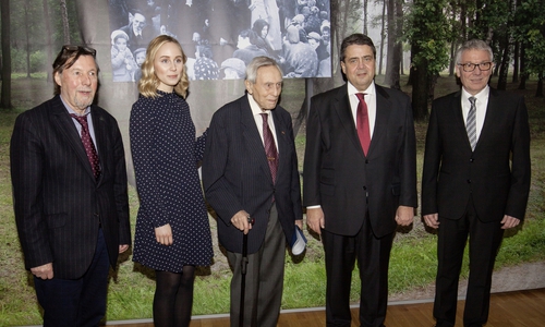 Bei der Eröffnung der Ausstellung „Schuhe. Steine. Ich" in der Gedenkstätte Deutsche Widerstand (v.l.n.r.): IAK-Vizepräsident Christoph Heubner, Volkswagen Auszubildende Sophie Przyklenk, der Auschwitz-Überlebende Prof. Felix Kolmer, der amtierende Vizekanzler und SPD-Bundesvorsitzende Sigmar Gabriel und Andreas Strutz, Leiter Aus- und Weiterbildung Fahrzeugbau bei Volkswagen. Foto: Volkswagen