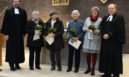 Bärbel Konczak
(Besuchsdienst), Thea Farkhondeh (Besuchsdienst), Margarete
Eggers (Gemeindebriefverteilung), Christine Raedler (Pfarrbüro) mit den 
Pastoren Riekeberg und Schmidt-Pultke. Foto: Siegfried Stübig,