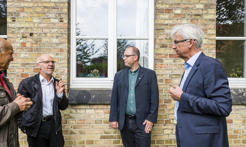 Propst Ralf Ohainski von der Kirchengemeinde Flöthe (2. v. li.) und Klaus Fischer, Mitglied der Landessynode (li.), erläutern Lothar Nolte, Geschäftsführer der Klimaschutz- und Energieagentur Niedersachsen, (re.) und Diakon Jan Upadeck von der Landeskirche Braunschweig den Sanierungsbedarf am Gemeindehaus in Groß-Flöthe. Foto: Stefan Koch