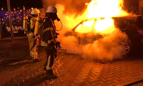 Meterhohe Flammen schlugen aus dem Fahrzeug. Fotos: Feuerwehr Helmstedt