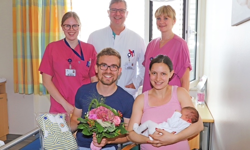 Das Team der Klinik für Gynäkologie und Geburtshilfe um Chefarzt Matthias Buhles, Nelli Pelz (rechts) und Lena Michehl mit den Eltern Charlotte und Lukas Hestermeyer samt Töchterchen Amelie. Foto: Städtisches Klinikum