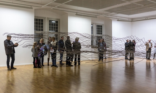 Julius von Bismarck "Die Luft muss man sich wegdenken" 2017, Stahldraht, 8 x 11 m Ausstellungsansicht Städtische Galerie Wolfsburg © Julius von Bismarck, Courtesy alexander levy, Berlin und Sies + Höke, Düsseldorf; Foto: Frank Sperling
