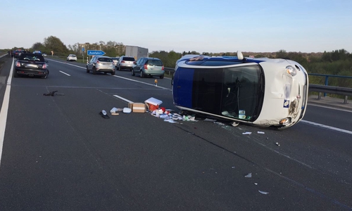 Die Fahrzeuginsassen kamen mit leichten Verletzungen ins Krankenhaus. Fotos: Alexander Panknin