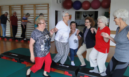 Einen konzentrierten Damenknicks bitte: die Rheuma- Patienten trainieren gemeinsam mit Übungsleiterin Hilde-Anna Strehlow (r.) und Sparkassensprecherin Alexa von der Brelje (3.v.r.) ihren Sinn fürs Gleichgewicht. Foto: Sparkasse Gifhorn-Wolfsburg