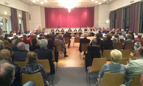 Im Paul-Lincke-Saal des Kurzentrums Hahnenklee fand am Dienstagabend unter großer Beteiligung der Bürger die Sondersitzung des Stadtrates statt. Foto: Anke Donner 