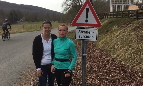 Bürgermeisterin Dunja Kreiser schaute im Lauftraining im Reitling vorbei.
Im Bild v. l.: Restaurant-Chefin Isabel Hennicke, Dunja Kreiser und Dackel Ayla. Foto: privat