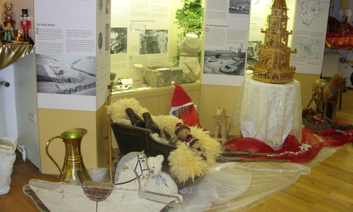 Adventsbasar im Heimathaus Alte Mühle. Kinderträume auf dem Wunschzettel von früher. Alte Schaukelpferde und Schlittschuhe. Foto: Privat