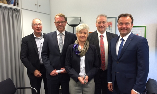 Zu einem Fachgespräch in Sachen Digitalisierung trafen sich Kreisbaurat Claus-Jürgen Schillmann, Staatssekretär Stefan Muhle, Landrätin Christiana Steinbrügge, Landtagsvizepräsident Frank Oesterhelweg und htp Geschäftsführer Thomas Heitmann (v.l.). Foto: Sabine König