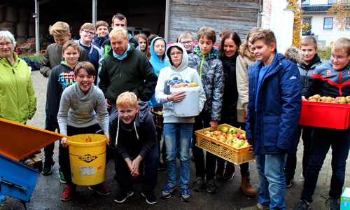 Remlinger Schüler lernten, Most herzustellen Foto:Bernd-Uwe Meyer