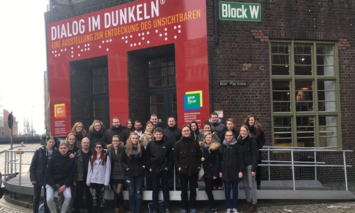 25 Peiner Jugendleiter fuhren zum Dialog im Dunkeln. Foto Landkreis Peine