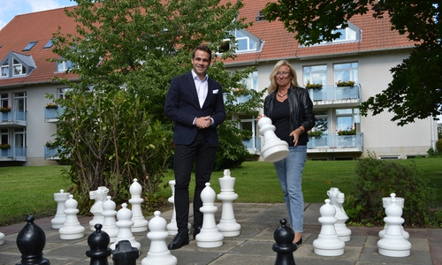 Es kann wieder Schach gespielt werden. Christian Grösche und Petra Eicmann-Riedel auf dem Schachfeld am Herrenhaus. Foto: Margit Richert