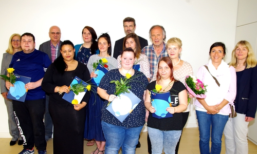 Das Bild zeigt die diesjährigen Absolventen der Abendschule mit einigen Dozentinnen und Dozenten sowie Goslars Erste Kreisrätin Regine Körner. Foto: Kvhs Goslar