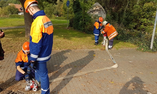 In Hornburg wurden die Unterflurhydranten durch die Jugendfeuerwehr kontrolliert. Foto: Luisa Schneemilch