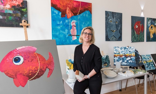  Yvonne Weber vor ihren Kunstwerken.