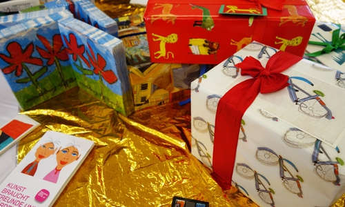  Die Besucher erwarten viele weihnachtliche Artikel. 