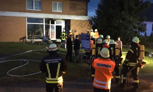 Über der Praxis befindet sich noch eine Wohnung. Auch diese wurde vom Rauch in Mitleidenschaft gezogen. Fotos und Video: aktuell24(KR)