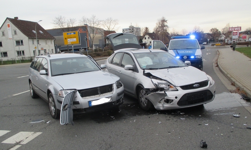 Die beiden Autos mussten abgeschleppt werden. Foto: Polizei Goslar