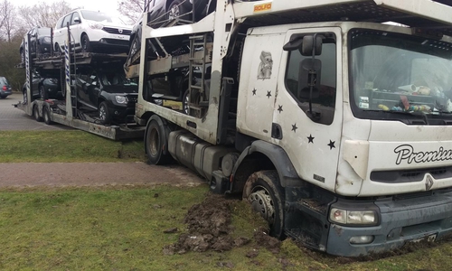 LKW aus Osteuropa bleibt im Rasen stecken, weil das Navi den falschen Weg wies. Foto: Polizei Wolfsburg.