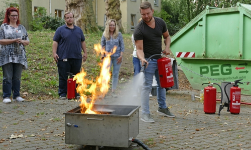 Einige Teilnehmer des Lehrgang bei einer Übung.

Foto: Landkreis Peine