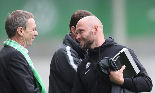 Stephan Lerch (re.) hat mit seinem Team das Bremen-Spiel ausführlich analysiert und will den nächsten Sieg einfahren. Foto: Agentur Hübner