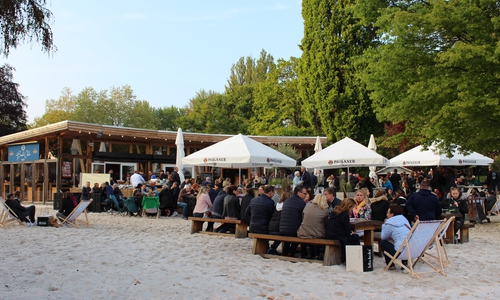 Volles Haus im KOMM Beach Club. Foto: Julia Seidel