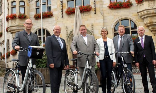 v. l.: Christian Zech, AOK-Regionaldirektor Armin Schellin, Bürgermeister Wittich Schobert, Heike Weimann (AOK Vertrieb), Jörg Stielau, AOK-Vertriebsleiter Hans-Hermann Buhmann
Foto: Stadt Helmstedt