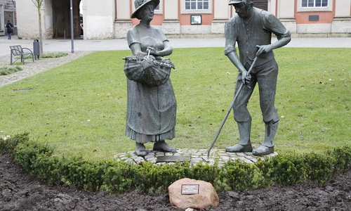 Das Gärtnerpaar an der Trinitatiskirche bekommt Gesellschaft in Form eines Findlings. Fotos: Stadt Wolfenbüttel