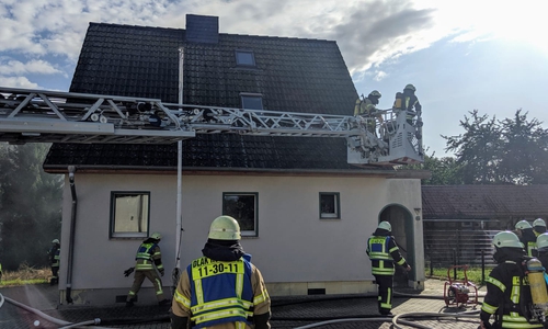 Die Feuerwehr ging unter anderem mit einer Drehleiter vor. Foto: Feuerwehr