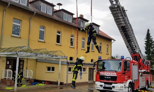 Beim regelmäßigen Atemschutzausbildungsdienst wurde das Thema Absturzsicherung vorgestellt. Fotos: Feuerwehr Helmstedt