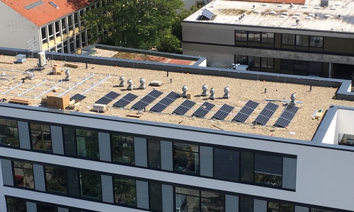 Die Montage der Photovoltaikanlage auf dem Ratsgymnasium hat begonnen. Fotos: Stadt Wolfsburg