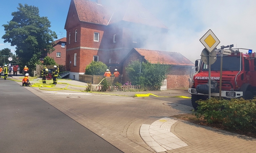 Die Feuerwehr verhinderte, dass das Feuer auf das Gebäude übergreift. Fotos: Samtgemeindefeuerwehr Meinersen/ Schaffhauser