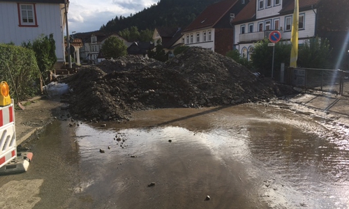 Das Hochwasser in Lautenthal konnte nur durch viele Helfer gebändigt werden. Foto: Ralf Westhagemann