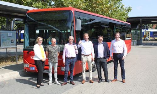 Landrat Thomas Brych (3. v.l.), Regionalverbandsdirektor Hennig Brandes (4. v.l.), Marktmanagerin Regionalbus Braunschweig GmbH Ulrike Schöne (1. v.l.) sowie der Kreistagsabgeordnete Rüdiger Wohltmann (2. v.l.) freuen sich mit weiteren Vertretern der beteiligten Koope-rationspartner über die Wiedereinführung der Linie 861 zwischen Goslar und Altenau