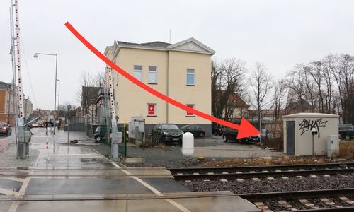Hier, wo jetzt ein Schalthaus der Deutschen Bahn steht, war eigentlich eine Fahrradabstellanlage vorgesehen. Foto: Werner Heise