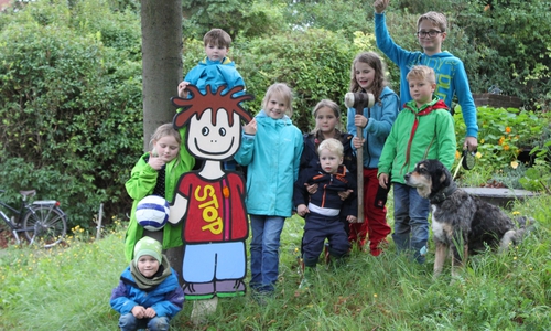 Kinder bemalen Holzfiguren, um die Auto- und LKW-Fahrer zur Rücksicht zu bewegen. Foto: Privat 