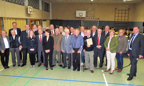 Die Geehrten mit den Laudatoren und den Ortsbürgermeisterinnen und –bürgermeister sowie Gemeindebürgermeister Andreas Busch. Foto: Gemeinde Lehre
