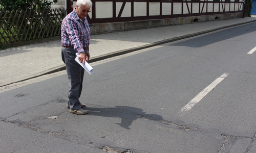 Ortsbürgermeisterin von Fümmelse Hiltrud Bayer zeigt Straßenschäden. Foto: Max Förster