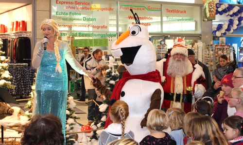 Der Auftritt von Eiskönigin Elsa im Forum lockte viele kleine und große Neugierige an. Foto/Video: Marian Hackert