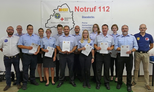 Die Freiwillige Feuerwehr Edemissen stellt insgesamt 18 Mobile Retter. Hendrik Voges, Ärztlicher Leiter Rettungsdienst beim Landkreis Peine (2.v.l.) und Bernd Linde, beim Landkreis Peine für das Projekt Mobile Retter verantwortlich (rechts) freuen sich über das ehrenamtliche Engagement und hoffen, dass weitere Feuerwehren diesem guten Beispiel folgen werden. Foto: Landkreis Peine