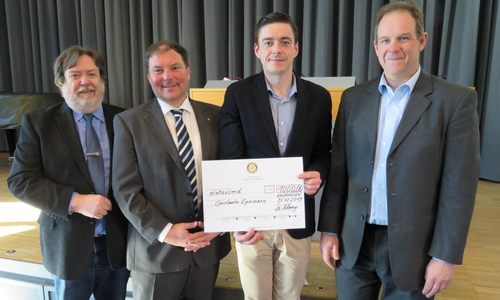 Gemeinsam hießen Heinz-Rainer Bosse (links), stellv. Bürgermeister der Stadt Wolfenbüttel, und der Vizepräsident der Ostfalia, Gert Bikker (rechts) die neuen Studierenden willkommen. Ostfalia-Student Constantin Egermann bekam von Dr. Christoph Hauser, Rotary-Club Salzgitter-Wolfenbüttel, den Rotary-Förderpreis für sein soziales und ehrenamtliches Engagement verliehen.  Foto: Ostfalia