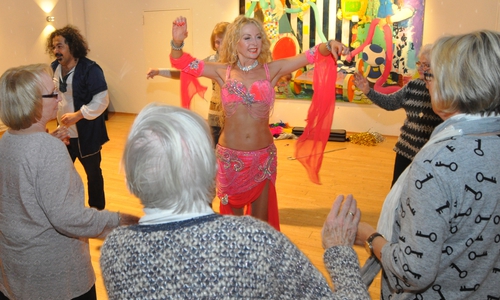 "Bella" vom MTV Wolfenbüttel begeistere die WoBau-Mieter. Zur Zugabe holte sie einige Freiwillige mit auf die Bühne. Fotos: WoBau