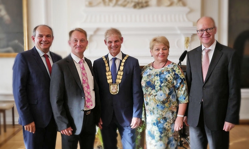 Oberbürgermeister Frank Klingebiel mit den Repräsentanten der Partnerstädte Gotha, Imatra und Staryj Oskol und Professor Heinz Jörg Fuhrmann von der Salzgitter AG. Fotos: Alexander Panknin