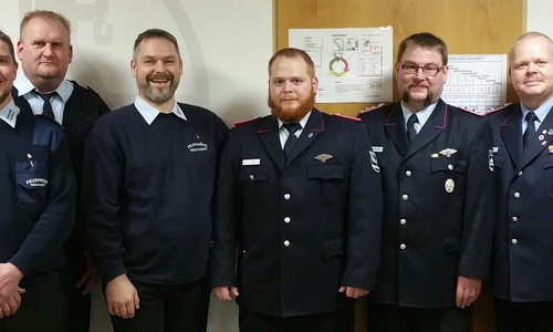 Benjamin Rose, stellv. Ortsbrandmeister David Kroll, Sebastian Würfel, Jugendfeuerwehrwart Sascha Höft, Samtgemeindejugendfeuerwehrwart Frank Schultz und stellv. Jugendfeuerwehrwart Mirko Wogatzki. Foto: Jugendfeuerwehr Grafhorst