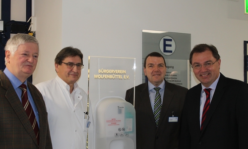 Bernd Höfener, Vorsitzender Bürgerverein Wolfenbüttel, Professor Dr. Heinrich Keck, Klinikum-Geschäftsführer Axel Burghardt und Friedrich-Carl Heidebroek, Vorsitzender der Stiftung Bürgerverein Wolfenbüttel. Foto: Klinikum