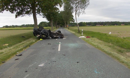 Aus diesem Wrack kam der 4-Jährige fast unverletzt heraus. Der Fahrer wurde dagegen lebensgefährlich verletzt. Foto: Polizei