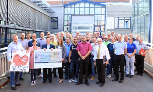 1784 Euro für die Trostinsel: Die Vertrauensleute aus der Aggregate-Entwicklung überreichten die Spende im Wolfsburger VW-Werk.
Foto: VW